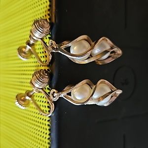 Vtg Dangle Earrings Gold Tone f. Pearls Signed, Screw-Back, SA.C. Sarah Coventry